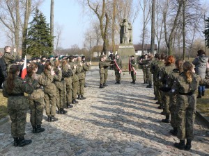 Przed pomnikiem „Nigdy wojny” – uroczysta przysięga nowych Strzelców   fot. Paweł Wolniewicz