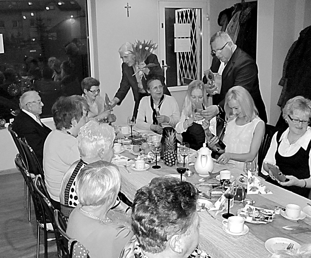 Kwiaty dla pań od Edmunda Kostrzewskiego, słodkie upominki od Roberta Korcza   fot. Robert Wrzesiński