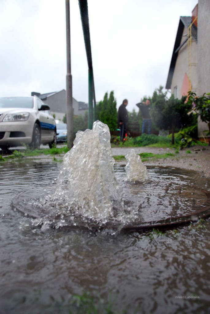 Tryskające ścieki przez wszystkie możliwe dziury w klapach studzienek kanalizacyjnych na osiedlu domów szeregowych na ul. 3 Maja ..... (naprzeciw wlotu w ul. Lemańskiego). Jedną ze studzienek wylewają się nieczystości wprost na piaszczysty plac zabaw dla maluchów. fot. Piotr P. Ruszkowski