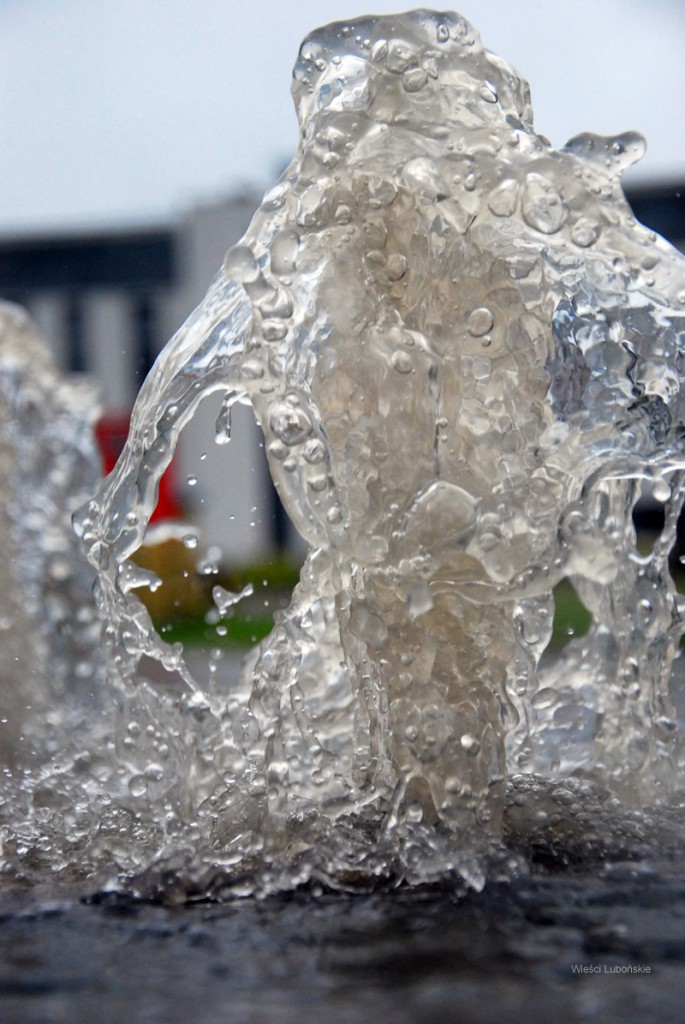 Słupy wody wytryskującej z kanalizacji sanitarnej na ul. Krańcowej – droga prowadząca do osiedla Majowego i Hotelu Poznańskiego (widoczny w tle)   fot. Piotr P. Ruszkowski 