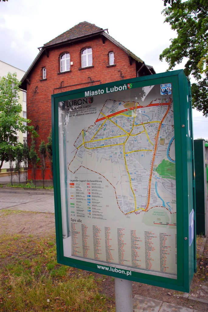 Tablica miejska przy skrzyżowaniu Armii Poznań i Dąbrowskiego, gdzie na planie miasta znaleźć można ulicę Pruską    fot. Piotr P. Ruszkowski 