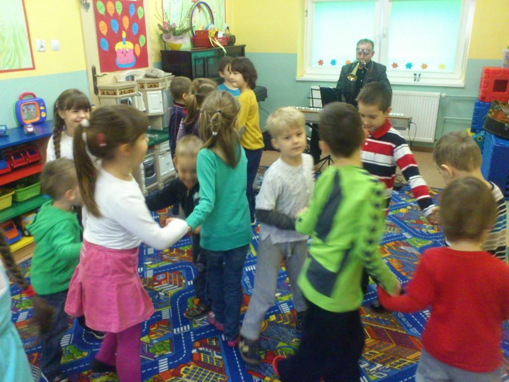 Przedszkolaki tańczą przy akompaniamencie człowieka-orkiestry   fot. M. Śron