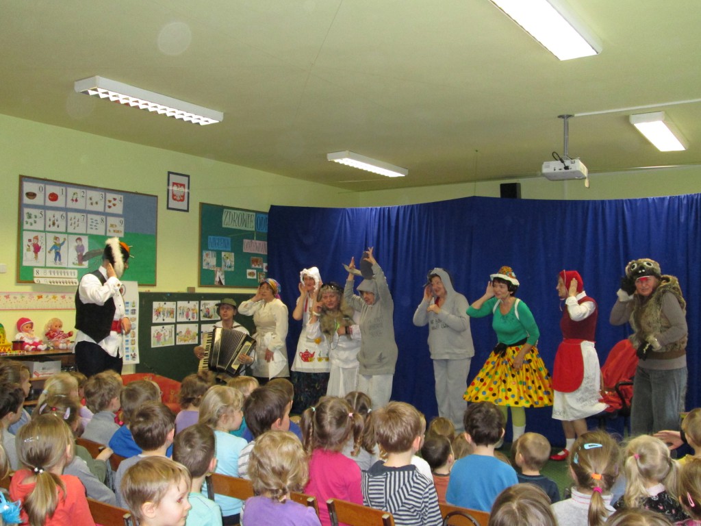 Tym razem to Luboński Uniwersytet III Wieku wystąpił przed dziećmi   fot. M. Michalska