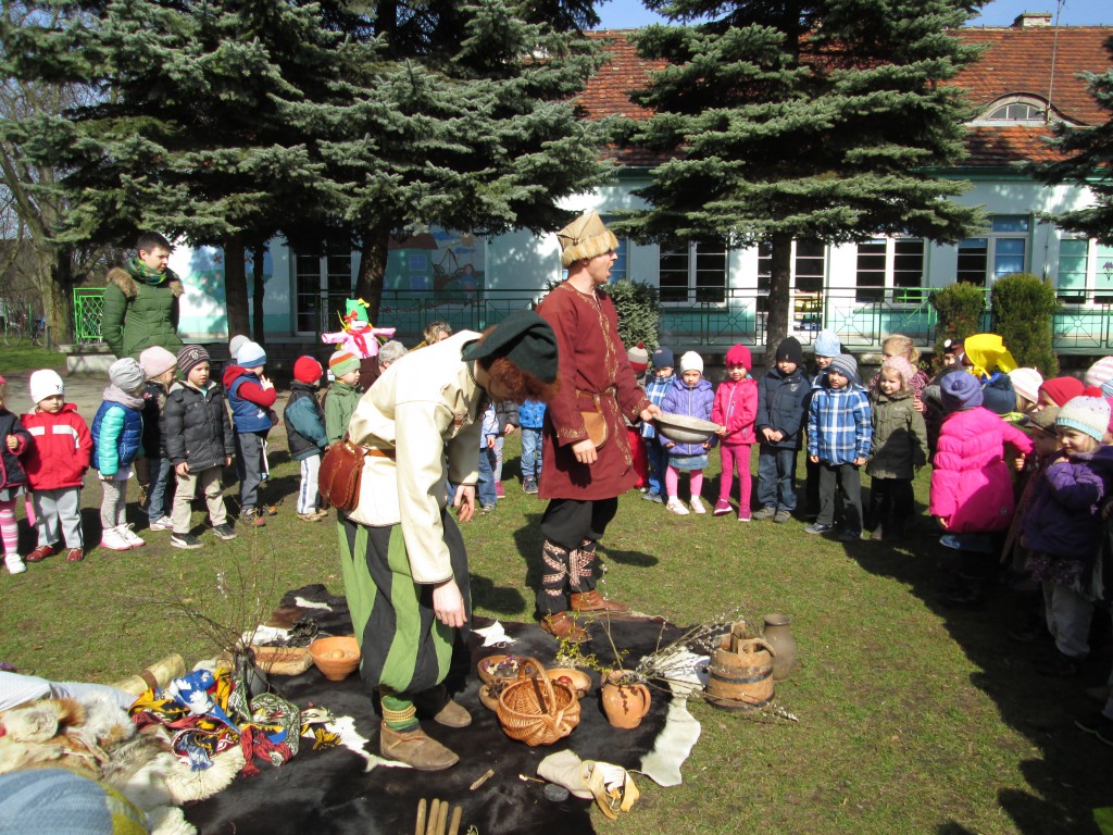 Powitanie wiosny przez dzieci fot. M. Michalska