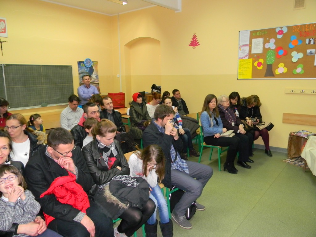 Widownia w trakcie przedstawienia "Czerwony kapturek" wystawianego przez uczniów SP 1