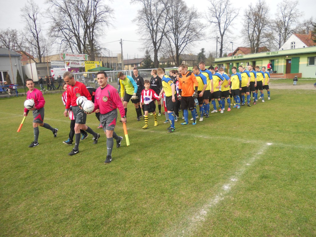 Zawodnicy Stelli i Wełny Rogoźno wychodzą na murawę