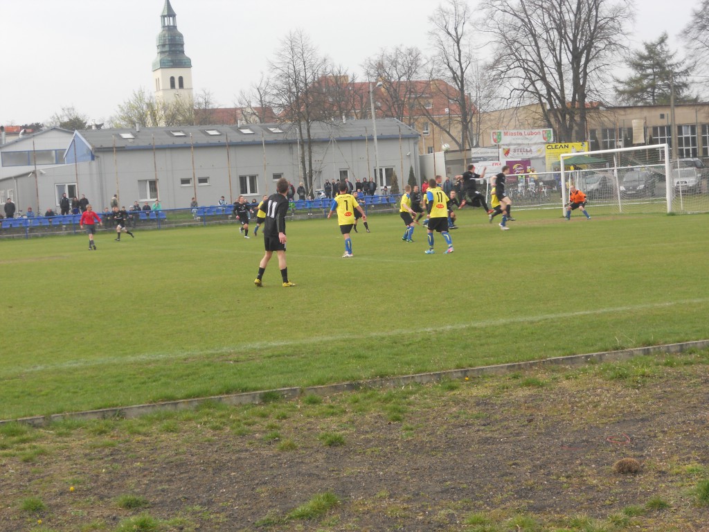 Piłkarze w trakcie meczu z Wełną Rogoźno