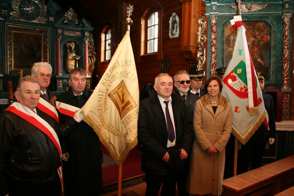 Reprezentujący na uroczystościch nasze miasto: burmistrz Dariusz Szmyt, prezes Stowarzyszenia Kulturalno-Oświatowego „Forum Lubońskie” – Krzysztof Moliński i radna Małgorzata Machalska, między pocztami sztandarowymi: Miasta Luboń (z prawej) i Stowarzyszenia „Forum Lubońskie” (od lewej: Henryk Gierka, Rajmund Krusinski i Paweł Wolniewicz)   fot. Włodzimierz Buczyński 